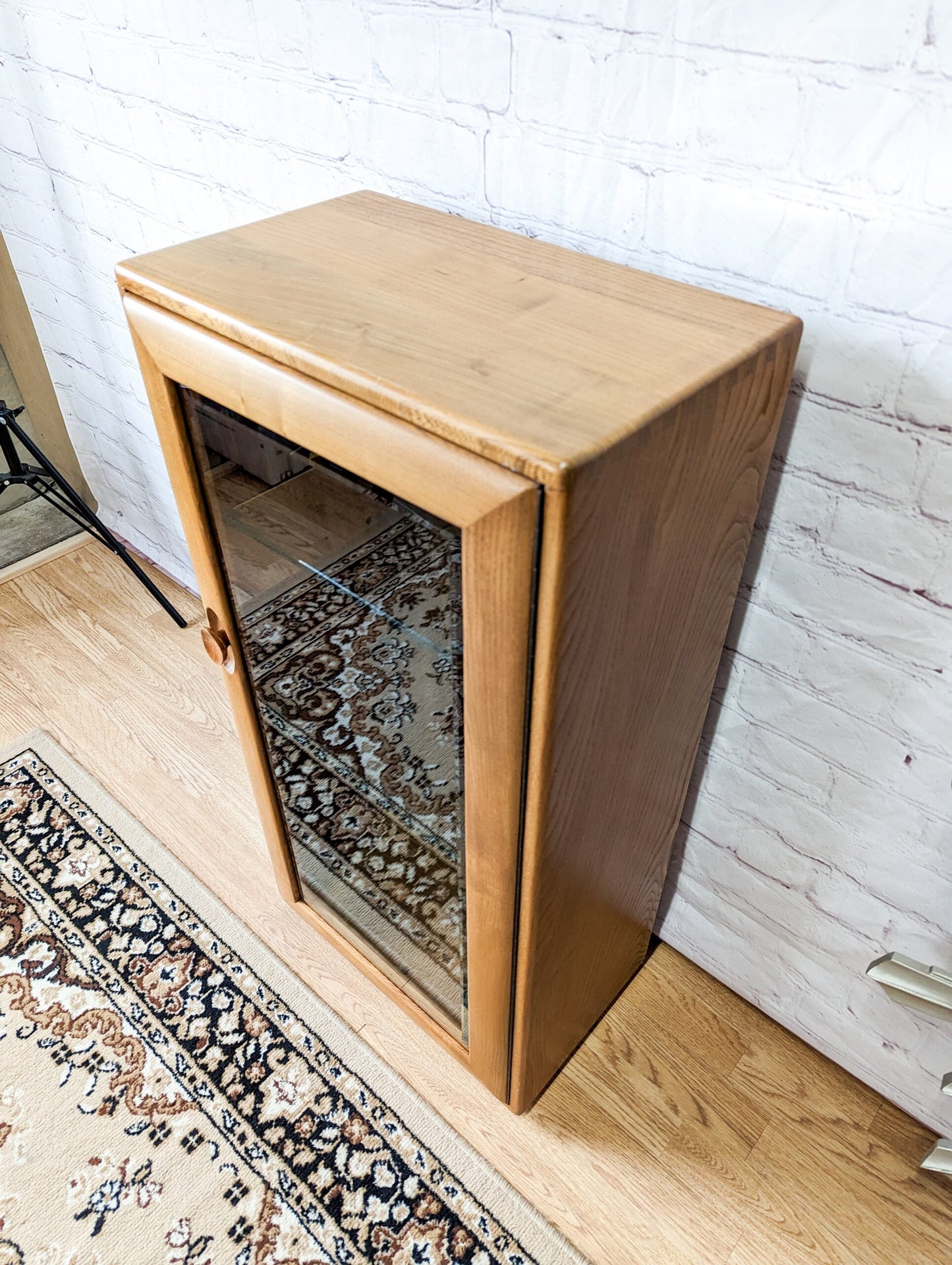 Ercol Windsor Elm Display Cabinet Single Glass Door with Glass Shelves