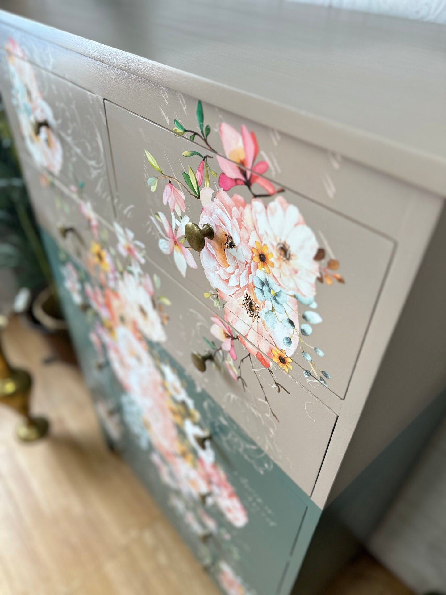 Beautiful solid wood tallboy 6-drawer chest of drawers with floral design